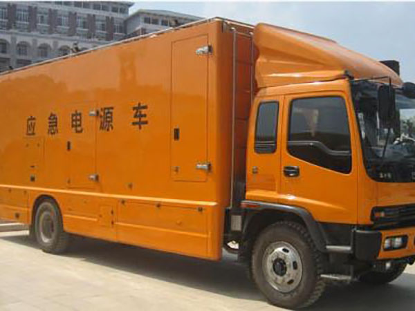 隆安冬季柴油发电机启动前，如何检查燃油系统中的积水？